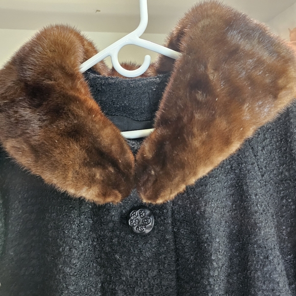 Vintage women's coat with fake fur collar. - Picture 3 of 6